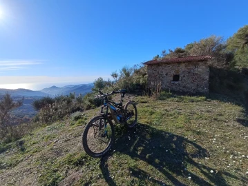 Cycle touring, Pedalando lungo la Riviera Ligure